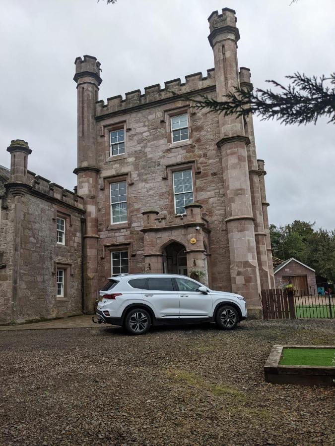 Langhouse Castle Bed And Breakfast Inverkip Exterior photo