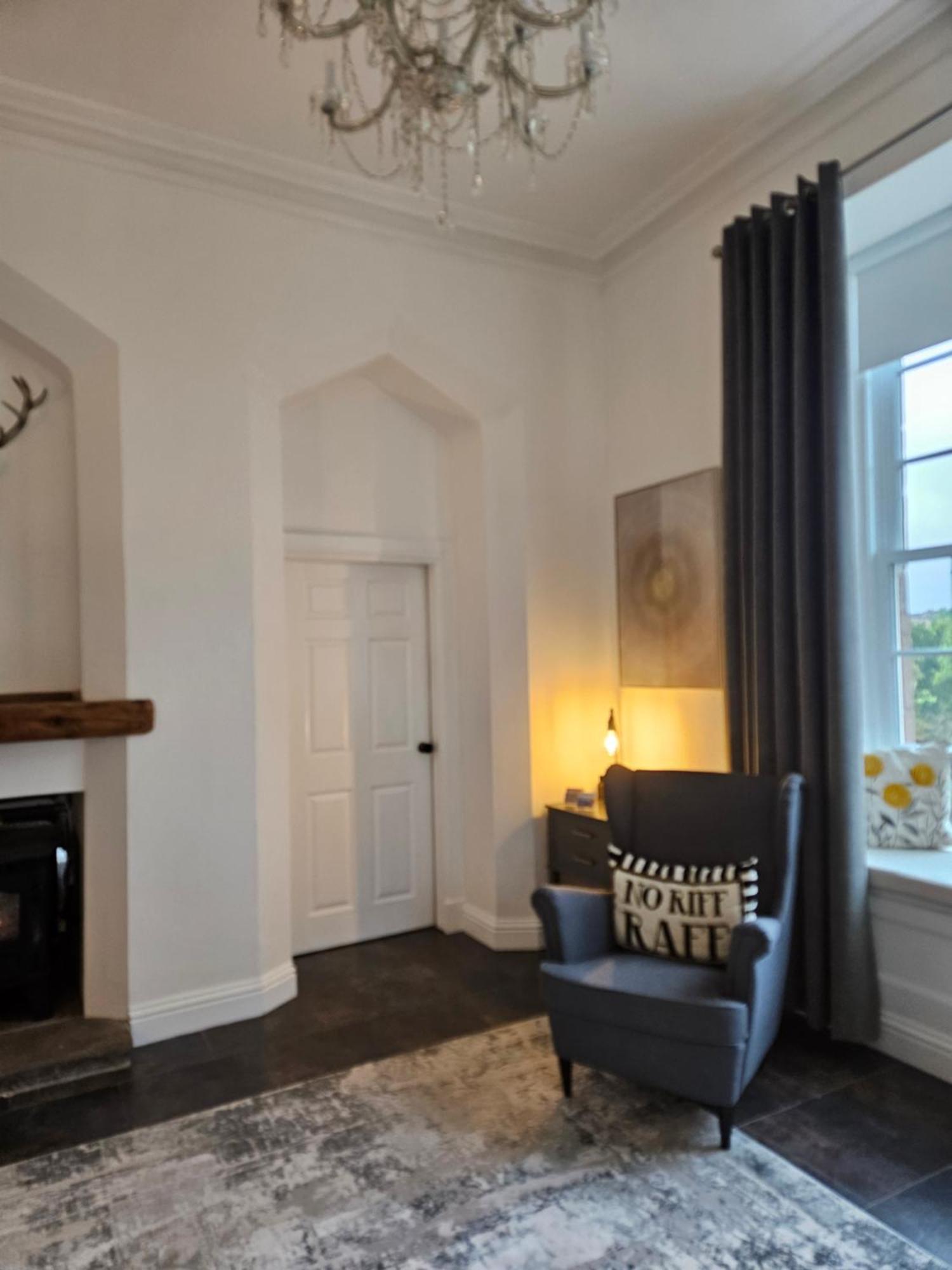 Langhouse Castle Bed And Breakfast Inverkip Exterior photo